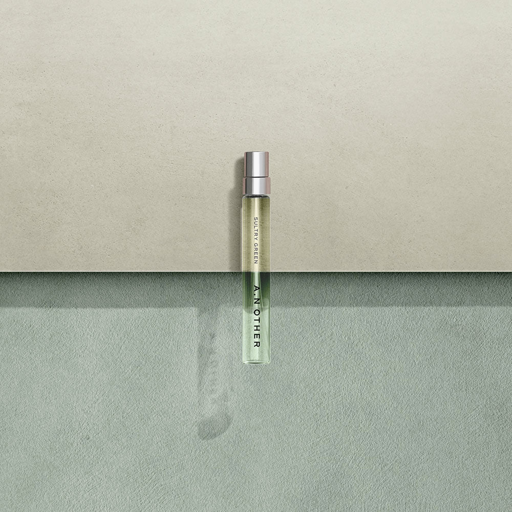 A. N. OTHER Sultry Green – Eau de Parfum – Travel Size von Rodrigo Flores-Roux in der Duftnote Holzig, Würzig