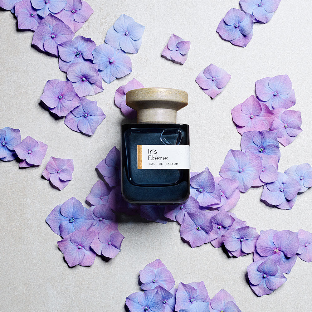 Atelier Materi Iris Ebène – Eau de Parfum – 100ml von Marie Hugentobler in der Duftnote Blumig, Ledrig, Pudrig