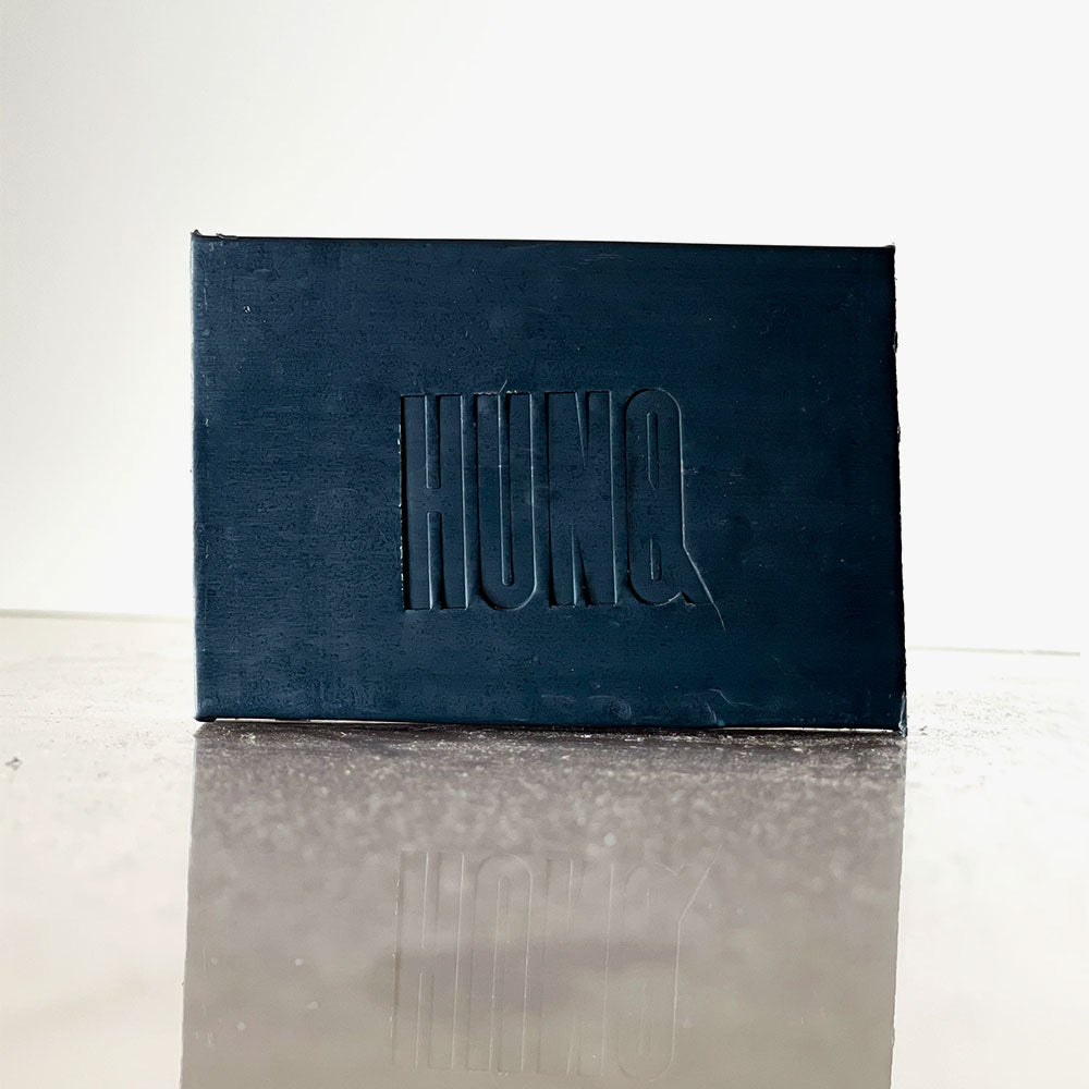 HUNQ #100 Traveller Cleansing Bar in der Duftnote Holzig-Grün, Würzig